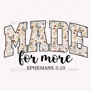 Puede incluir: Un dise&ntilde;o gr&aacute;fico con las palabras "MADE for more" en una fuente con contorno negro y llena de flores. El texto "Efesios 2:10" est&aacute; debajo en una fuente m&aacute;s peque&ntilde;a, todo sobre un fondo rosa claro.