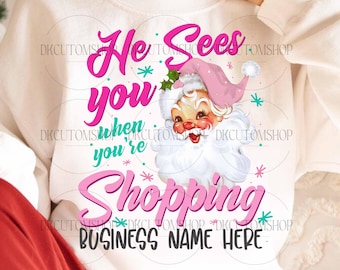 He Sees You Shopping png, roze kerstman retro kerst png, grappig kerstcadeau ontwerp, vintage esthetische kerstsublimatie