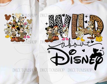Könnte beinhalten: Weißes Sweatshirt mit einem schwarz-weißen Grafikdruck von Disney-Charakteren und dem Text "Wild About Disney".