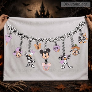 Op de afbeelding: Een witte stoffen banner met een afbeelding van een zilveren schakelketting met hangende bedels van stripfiguren in Halloween-kostuums, waaronder skeletten, een heks en pompoenen, met de tekst DKCutomShop zichtbaar in de hoek.