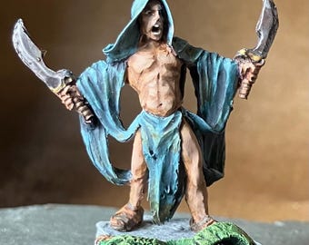 Cthulhu Cultist with daggers. Sciborminiatures Tabletop Roleplaying Game. 25 mm Base, 28 mm Figure, Resin Cast, Acrylic Paint.