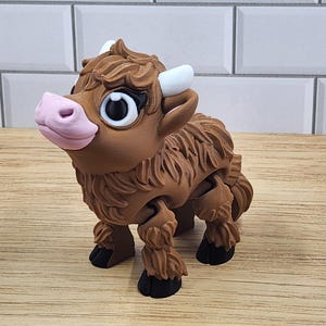 3D Printed Articulated Highland Cow – Poseable Figure with Movable Legs & Tail, 4 Inches Tall