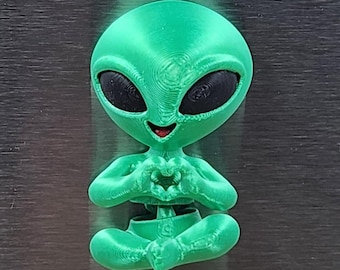 Alien Love Magnet | Articulated Alien Figure | Fridge Magnet | Freestanding Desk Buddy | Cute Sci-Fi Gift | UFO Lover Gift