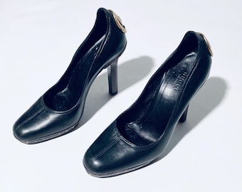 Tacones altos Gucci talla 37 de piel negra con logo GG de metal y tachuelas