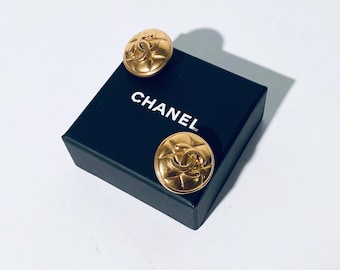 Pendientes vintage Chanel con diseño acolchado bañados en oro, incluye caja original