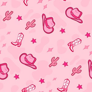 Könnte beinhalten: Ein sich wiederholendes Muster mit rosa Cowboyhüten, Stiefeln, Kakteen und Sternen auf hellrosa Hintergrund. Die Cowboy-Stiefel haben florale Designs. Die Hüte werden in verschiedenen Ausrichtungen gezeigt. Das Design hat ein verspieltes, westliches Thema.