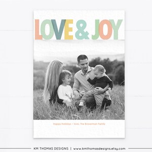 Miłość i radość Boże Narodzenie Photo Card Printable, Karta świąteczna ze zdjęciem, Spersonalizowana karta noworoczna Peach and Green, WH117