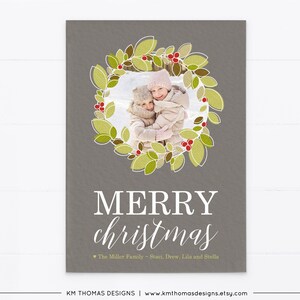 Weihnachtskarte mit Kreis Foto, Weihnachtskarte zum Ausdrucken, Monogramm Kranz Grau, WH105