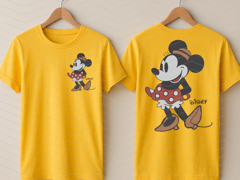 K&ouml;nnte beinhalten: Gelbes T-Shirt mit Minnie Mouse-Motiv auf Vorder- und R&uuml;ckseite. Das Design zeigt Minnie in einem roten Polka-Dot-Kleid, einem schwarzen Oberteil und braunen Schuhen. Das Disney-Logo ist ebenfalls sichtbar.