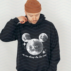 Puede incluir: Sudadera negra con un dise&ntilde;o de Mickey Mouse de bola de discoteca blanca y el texto "Me and Mickey vibe like that".
