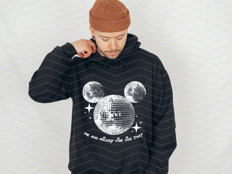 Puede incluir: Sudadera negra con un dise&ntilde;o de Mickey Mouse de bola de discoteca blanca y el texto "Me and Mickey vibe like that".