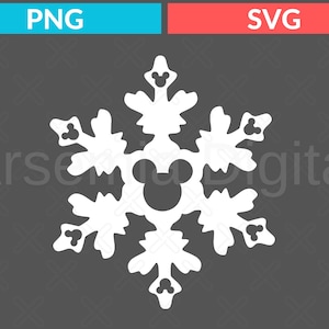 Op de afbeelding: Wit sneeuwvlokontwerp met een Mickey Mouse-hoofd in het midden. De sneeuwvlok heeft zes punten, elk met een Mickey Mouse-hoofd aan het einde. De achtergrond is donkergrijs. De afbeelding bevat ook de teksten "PNG" en "SVG".