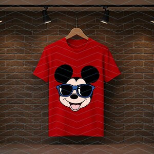 K&ouml;nnte beinhalten: Ein leuchtend rotes Kurzarm-T-Shirt mit einer mittigen Grafik der Figur Mickey Mouse, die eine dunkelblaue Sonnenbrille tr&auml;gt. Das Design der Figur umfasst gro&szlig;e schwarze Ohren, ein cremefarbenes Gesicht und einen l&auml;chelnden Mund mit Zunge.