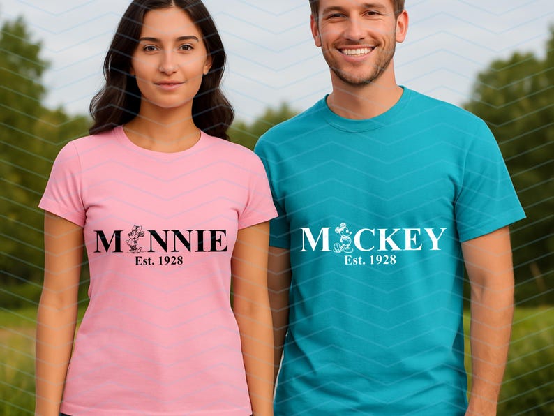 Pu&ograve; includere: Maglietta rosa con il nome "MINNIE" in nero, un'immagine di un cartone animato e "Est. 1928" stampato sotto. Maglietta verde acqua con il nome "MICKEY" in bianco, un'immagine di un cartone animato e "Est. 1928" stampato sotto.