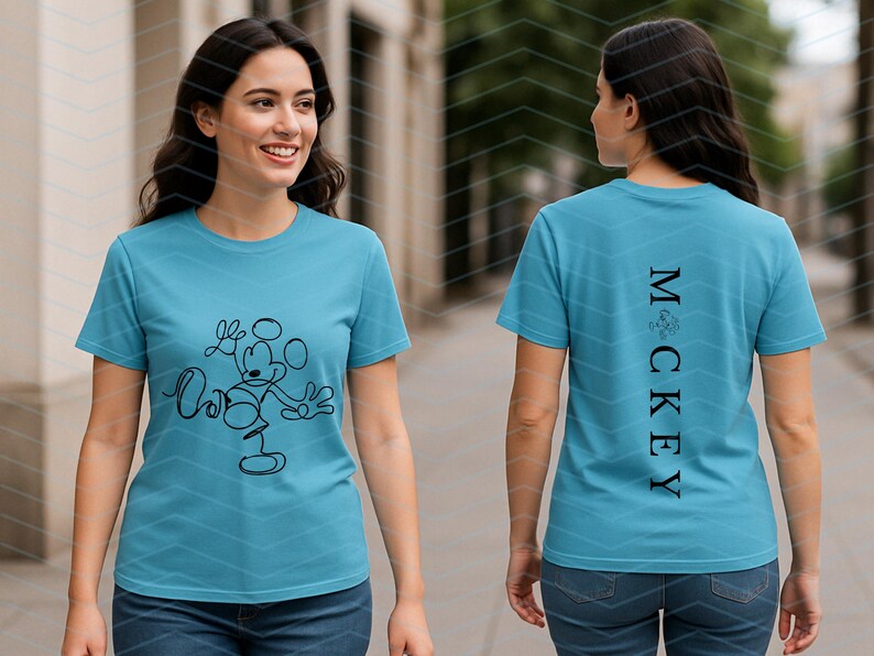Puede incluir: Una camiseta azul brillante de manga corta con un dibujo de l&iacute;nea continua negra de un rat&oacute;n de dibujos animados en la parte delantera. La parte posterior muestra el texto vertical negro "M C K E Y" con un peque&ntilde;o gr&aacute;fico circular sobre la M.