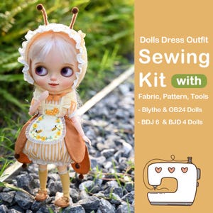 Op de afbeelding: Een pop gekleed in een bijenoutfit, met een kap met antennes en een slabbetje met een bijenmotief. De tekst luidt "Dolls Dress Outfit Sewing Kit with Fabric, Pattern, Tools" voor Blythe en OB24 poppen.