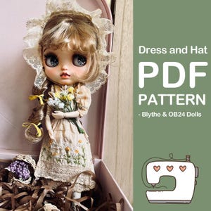 Könnte beinhalten: Ein PDF-Schnittmuster für ein Kleid und einen Hut für Blythe & OB24 Puppen. Das Schnittmuster enthält eine Nähmaschinenillustration mit Herzen. Die Puppe trägt ein beiges Kleid mit Blumenstickerei und einen weißen Spitzenhut.
