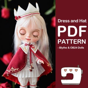 Op de afbeelding: Een witte pop met een rode cape, een witte jurk en een witte kroon met gouden versiering. De pop houdt een rode roos vast. De tekst "Dress and Hat PDF PATTERN - Blythe & OB24 Dolls" staat in de rechterbovenhoek van de afbeelding. Een witte naaimachine met roze hartjes staat in de rechterbenedenhoek van de afbeelding.