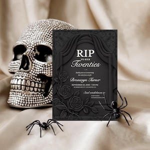 Könnte beinhalten: Eine schwarze Einladungskarte mit dem Text "RIP to her Twenties" und floralen Details. Ein dekorativer Totenkopf und zwei schwarze Spinnen sind ebenfalls im Bild, was ein gotisches Thema erzeugt.