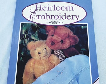 Libro de patrones de bordado de reliquias: 12 proyectos para la habitación de un bebé. Jennifer Hartin: vestido de piqué bordado, plisado y con botitas, gorro BK4237