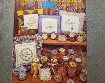 Patrones de punto de cruz con mensajes vintage de Gloria y Pat por Dafni. Paneles de almohada n.° 5. Adorno para tarro. Folleto de 4 páginas BK4211.