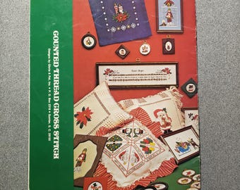 Libro de patrones de punto de cruz con diseños navideños en miniatura vintage de 1978: Muñeco de nieve, Papá Noel y trineo BK4201
