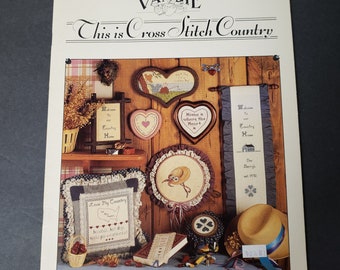Este es el libro de patrones de punto de cruz Country Designs de Vangie Down Home: Corazones, sombreros, hombre pescador, ama mi país, 1985, bk4257