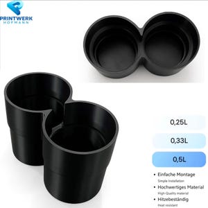 Könnte beinhalten: Schwarzer Doppel-Becherhalter mit geschwungenem Design. Das Bild enthält den Text "PRINTWERK HOFMANN" und Kapazitätsangaben: 0,25L, 0,33L und 0,5L. Zusätzlicher Text weist auf einfache Installation, hochwertiges Material und Hitzebeständigkeit hin.