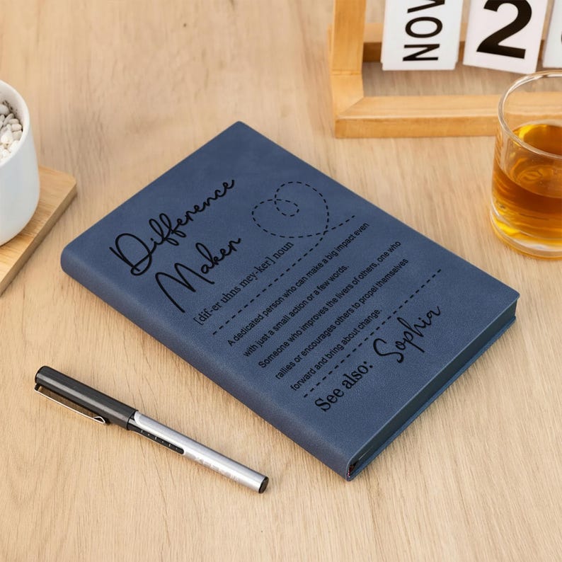 Pode incluir: Uma placa de madeira r&uacute;stica com o texto "Welcome to our home" em letras brancas. A placa apresenta um acabamento desgastado e um design simples e convidativo, perfeito para uma varanda ou entrada.