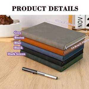 Pode incluir: Uma pilha de cinco cadernos em v&aacute;rias cores: cinzento, castanho, azul, preto e verde escuro. Os cadernos est&atilde;o empilhados uns sobre os outros, com uma caneta &agrave; frente. O texto "PRODUCT DETAILS" est&aacute; no topo da imagem. Dimens&otilde;es: 20,8 cm por 14,8 cm.