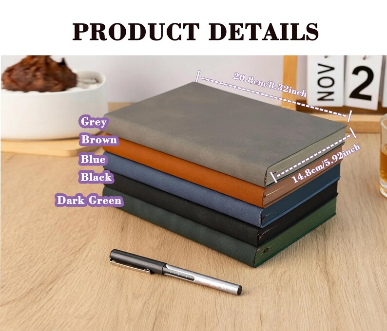 Pode incluir: Uma pilha de cinco cadernos em v&aacute;rias cores: cinzento, castanho, azul, preto e verde escuro. Os cadernos est&atilde;o empilhados uns sobre os outros, com uma caneta &agrave; frente. O texto "PRODUCT DETAILS" est&aacute; no topo da imagem. Dimens&otilde;es: 20,8 cm por 14,8 cm.