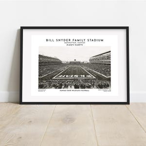 Impresión de póster del estadio familiar de Bill Snyder - Arte de fútbol americano de los Kansas State Wildcats