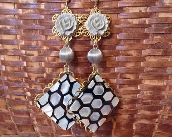 Grey mother of pearl earrings