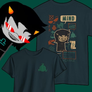 Puede incluir: Dos camisetas azul oscuro con un estampado gráfico de un personaje de dibujos animados. La camiseta más grande presenta un personaje con cabello negro y un símbolo verde en el pecho. La camiseta más pequeña presenta un símbolo verde en el pecho. El texto "MIND" y "SS3R OF MIND" está impreso en la camiseta más grande.
