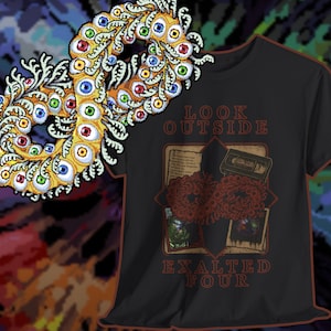 Puede incluir: Camiseta negra con el texto "LOOK OUTSIDE EXALTED FOUR" y un diseño gráfico con una cinta VHS vintage, dos coronas rojas y otras imágenes. Una corona amarilla con múltiples ojos en el fondo.