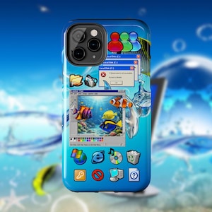 Può includere: Custodia per telefono blu con un design ispirato a Windows 98, raffigurante una vivace scena sottomarina. La custodia include icone, una finestra di Paint e un delfino, creando un'estetica nostalgica e giocosa.