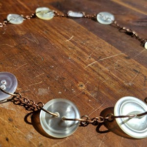 Collar de botón blanco