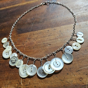 Collar de botón blanco