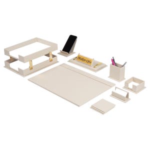 Könnte beinhalten: Ein beiges Schreibtisch-Organizer-Set bestehend aus einer zweistöckigen Dokumentenablage, einem Smartphone-Ständer, einem Namensschild mit der Aufschrift Makro Ofis, einem Stiftehalter, einem Visitenkartenhalter, einem Notizblockhalter, Untersetzern und einer Schreibtischunterlage.