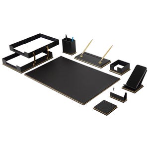 Puede incluir: Un conjunto organizador de escritorio negro que incluye una alfombrilla rectangular grande, una bandeja para documentos de dos niveles con detalles dorados, un portalápices, un soporte doble con bolígrafos dorados, un porta notas cuadrado, un soporte para móvil y un posavasos.