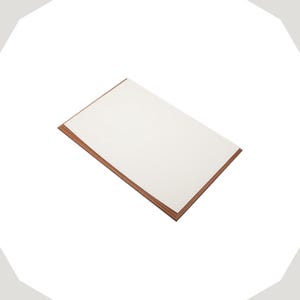 Op de afbeelding: Een rechthoekige houten plaat met een glad, vlak wit oppervlak gecentreerd op een donkerbruine basis. Het object heeft een strak, gelaagd ontwerp met zichtbare houtnerfranden langs de gehele omtrek van het displaybord voor presentatie.