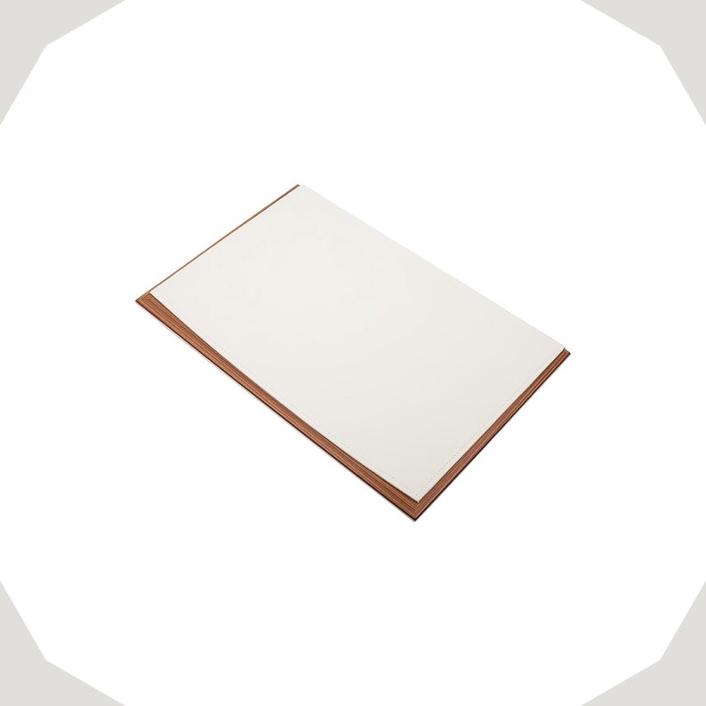 Op de afbeelding: Een rechthoekige houten plaat met een glad, vlak wit oppervlak gecentreerd op een donkerbruine basis. Het object heeft een strak, gelaagd ontwerp met zichtbare houtnerfranden langs de gehele omtrek van het displaybord voor presentatie.