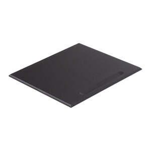 Könnte beinhalten: Eine schwarze Schreibtischunterlage mit strukturierter Oberfläche und einer eingelassenen Griffmulde. Die Matte ist rechteckig und scheint aus einem strapazierfähigen Material zu bestehen. Die Matte dient zum Schutz einer Schreibtischoberfläche.