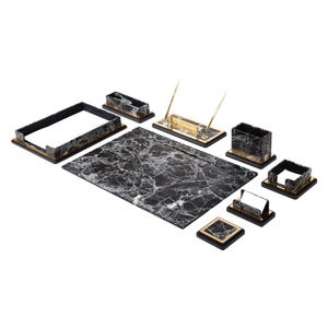 Puede incluir: Un juego de organizador de escritorio con patrón de mármol blanco y negro y detalles en tono dorado. El set incluye una alfombrilla de escritorio rectangular, un portalápices, un tarjetero, una bandeja para notas, un soporte con dos bolígrafos.