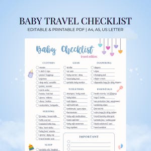 Puede incluir: Una lista de verificación de viaje para bebés imprimible, con categorías para ropa, equipo, pañales, artículos de tocador, alimentación, sueño y elementos esenciales. El texto dice "Baby Checklist travel edition".