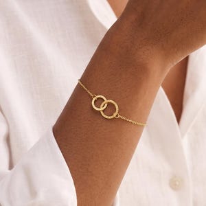 Dainty Interlocking Circle Bracelet, Gold Two Linked Circles Chain Bracelet, Minimalist Everyday Jewelry, Mother Daughter Gift, Gift For Her