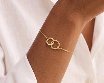 Pulsera delicada de círculos entrelazados, pulsera de cadena de dos círculos dorados, joyería minimalista para el día a día, regalo para madre e hija, regalo para ella.