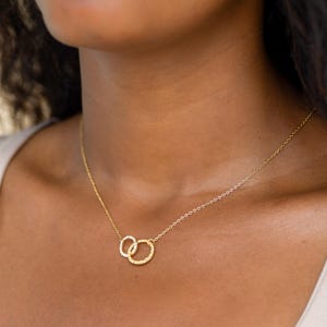 Collier cercles entrelacés en or délicat, collier à maillons double anneau, collier infini minimaliste, cadeau parfait pour elle