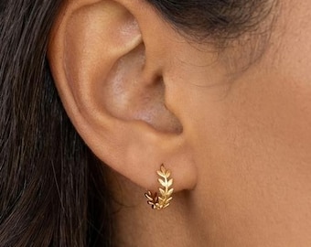 Aros de hoja Huggie • Aros botánicos dorados • Aros naturales de plata • Joyería minimalista para uso diario • Regalo para ella, JE09