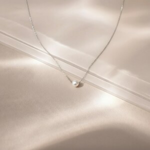 Collar de perlas pequeñas de oro, gargantilla delicada de una sola perla, collar minimalista de capas, joyería para el día a día, regalo para ella SILVER